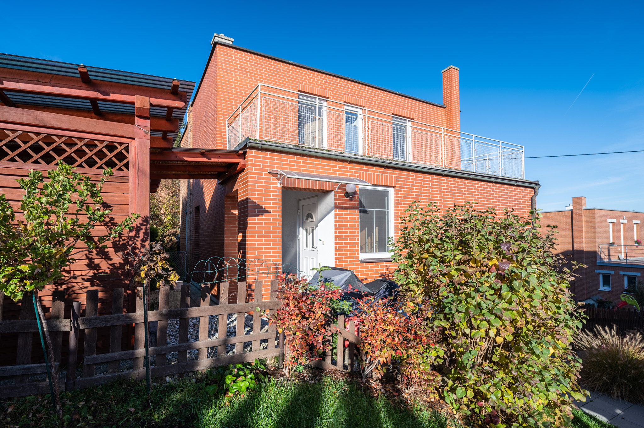 Půldomek na ulici Lomenná